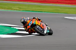 Moto2 Silverstone: Remy Gardner non sbaglia, Raúl Fernández cade