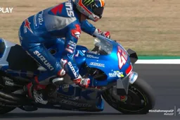 MotoGP: Alex Rins, salvataggio da rodeo. "Poteva uscirmi la spalla..."