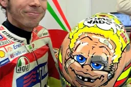 Valentino Rossi, un casco da "pugile suonato" a Misano