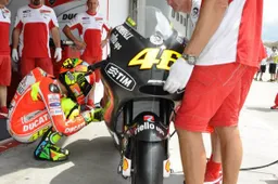 MotoGP: a Sepang Valentino Rossi e la Ducati GP12 in pista