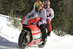 Rossi, Hayden e la Ducati Desmosedici MotoGP sulla neve!