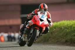 Skerries 100 Road Races: Farquhar, Amor e William Dunlop