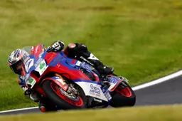 Vickers nel British Superbike a Cadwell Park fa il vuoto anche sul bagnato