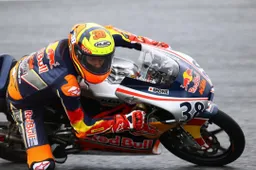 Red Bull Rookies Cup, Valencia: Salvador trionfa in Gara 1, Acosta KO