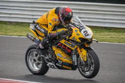 National Trophy 1000: Luca Salvadori cavalcata trionfale, non c'è storia a Misano