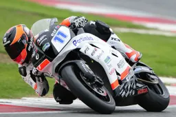 Supersport Nurburgring Prove 1: pista bagnata, Lowes al top