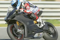 Melandri comanda a Jerez, cresce la Panigale con Checa