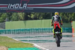 CIV Superbike Imola: Lorenzo Savadori con l'Aprilia domina gara 1