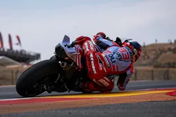 Un giorno nella vita di un pilota MotoGP: allenamento, strategia e decisioni con velocità