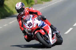 Tourist Trophy: Michael Dunlop trionfa al Senior TT, nuovo "King of the Mountain"