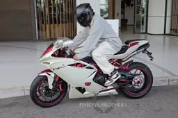 Lewis Hamilton, un giro in MV Agusta prima della nuova sfida Ferrari