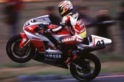 Yamaha YZF-R7 OW-02: l'anima ribelle della Superbike 1999/2000