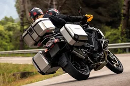 Shad lancia il top case in allumino, ci stanno dentro due caschi