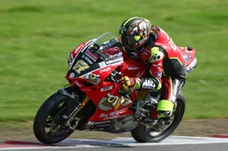 BSB Brands Hatch Indy, Gara 1: Shane Byrne piega Bradley Ray