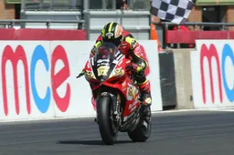 BSB Snetterton Gara 1 Shane Byrne vince e accorcia le distanze