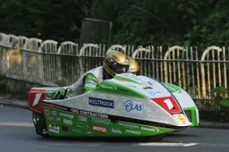Tourist Trophy: Gara 1 dei Sidecar a Conrad Harrison, record sul giro per Molyneaux