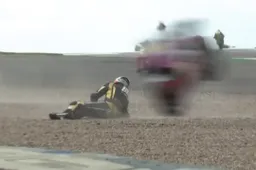 Paura a Silverstone nel BSB: carambola con 6 piloti (VIDEO)