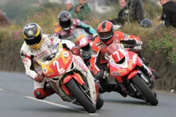 Southern 100: Martin, Farquhar, Dunlop, Donald, Lougher al via