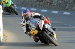 Southern 100: Guy Martin è il nuovo "Solo Champion" in una giornata drammatica