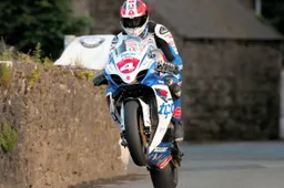 Southern 100: Michael Dunlop trionfa nella gara inaugurale, risultato storico nei Sidecar