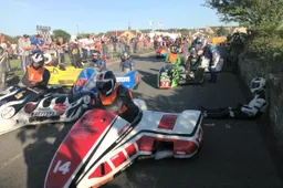 Southern 100: a Reeves/Sayle la vittoria di Gara 1 tra i Sidecar, 15° Ascierto