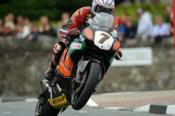 Tourist Trophy: la gioia di Steve Plater, vincitore del Senior TT