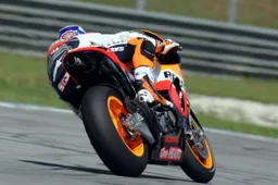 MotoGP: Casey Stoner vola sotto il 2'01", risale Rossi