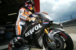 Casey Stoner in pista a Motegi con la RC213V e la RCV1000R