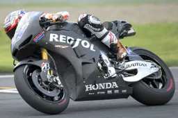 Casey Stoner ai box nella prima giornata di test a Motegi