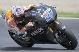 Casey Stoner a Motegi: ancora pioggia, stop ai Test con la RCV