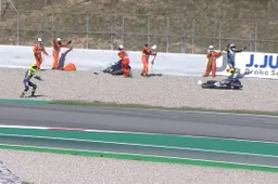 Superbike, panico nella Supersport: Marshal colpita da una moto nella FP1