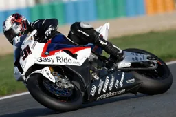Superbike: a Magny Cours Laverty e Haslam al comando