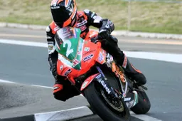 Tourist Trophy: esordio al Mountain delle SuperTwins, subito Farquhar il più veloce