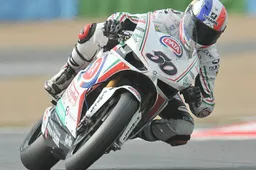 Superbike Magny Cours Gara 1: vince Guintoli, cade Biaggi e riapre il mondiale
