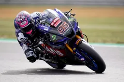 Mackenzie vince una volata a 5 del British Superbike a Snetterton