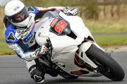 Synetiq BMW del BSB in pista prima dello stop forzato