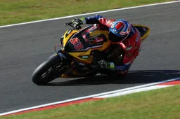 Ray in pole, Tito Rabat rinuncia al British Superbike