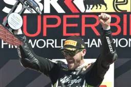 Superbike: Tom Sykes rinnova con Kawasaki fino al 2016