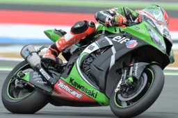 Superbike Magny Cours Gara 1: Sykes vince e allunga