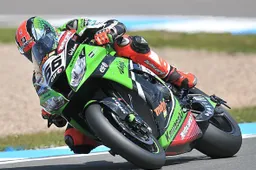 Superbike Donington Gara 2: prima doppietta per Tom Sykes