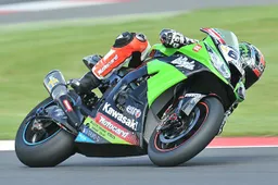 Superbike Silverstone Qualifiche 2: pioggia nel finale, Sykes 1°