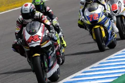 Moto2: l'incredibile crash dopo la prima partenza