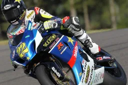 AMA: i piloti Suzuki presentano i nuovi modelli 2011