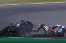 Superbike Phillip Island, Prove 1: Toprak si tuffa, Bulega insiste