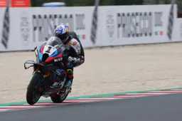 Superbike Ungheria: Toprak va in fuga nel caos di gara 1, Bulega si salva