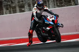 Superbike Catalunya: Bulega la gomma crolla, Toprak strappa gara 1