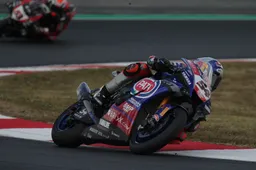 Superbike Magny Cours gara 1: Toprak settima sinfonia, Rea si arrende