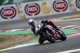 Superbike: Toprak Razgatlioglu limita i danni col rischiatutto finale