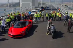 Razgatlioglu con la Ferrari SF90: sfida alla Kawasaki H2R del suo manager