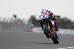 Superbike Donington: Prove 1, Toprak Razgatlioglu infastidisce Jonathan Rea